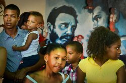 13 августа 2012 года. Молодые кубинцы на праздновании 86-летия Фиделя Кастро.
